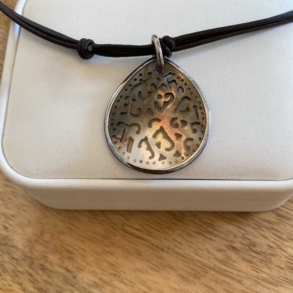 Silpada iridescent shell in silver and leather necklace - Picture 3 of 3